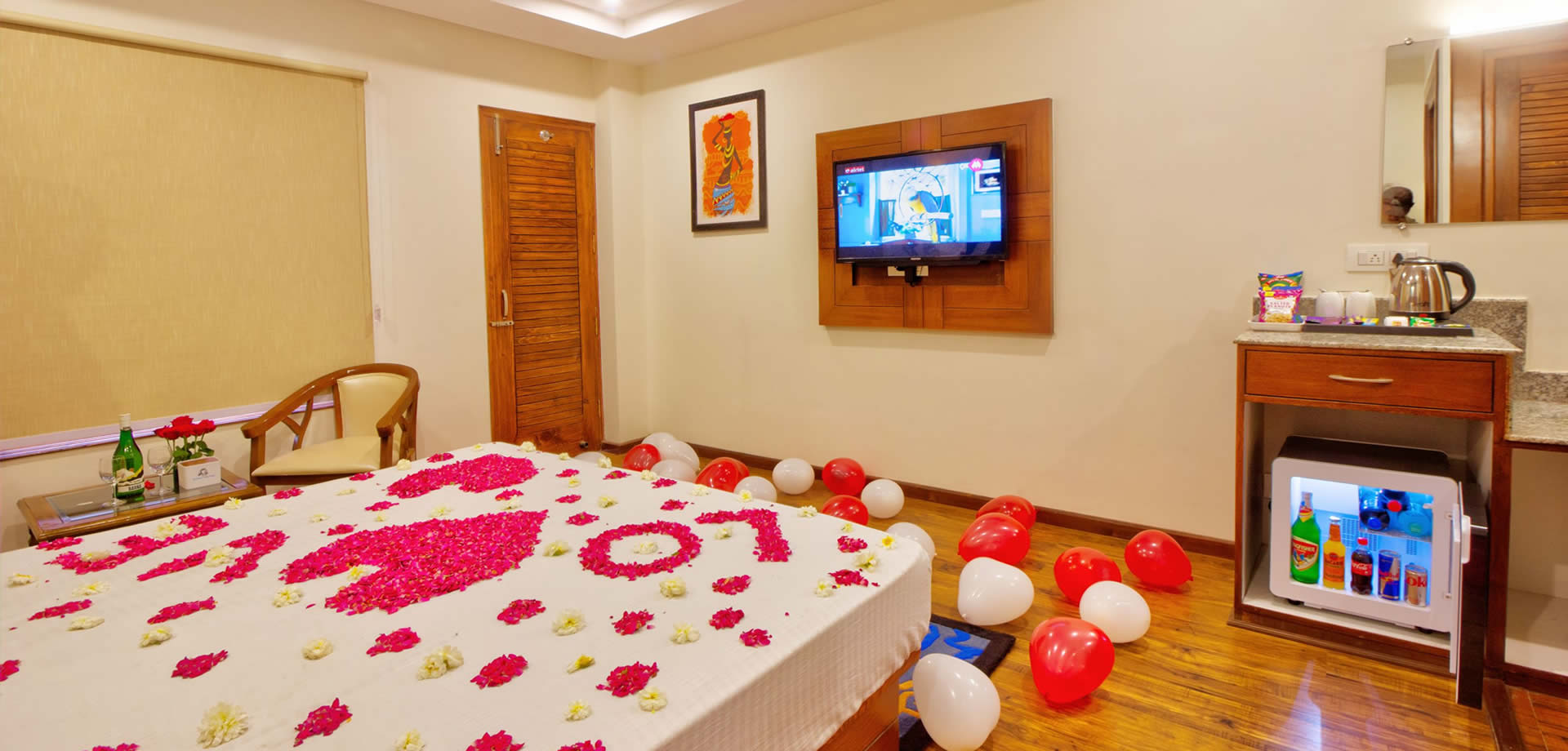 Honeymoon Suite Room - The Husky Lodge and Cafe Manali