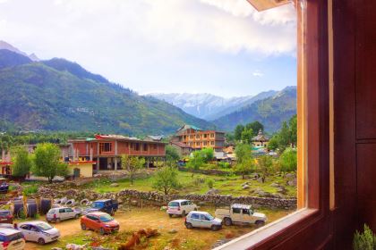 The Husky Lodge and Cafe Manali