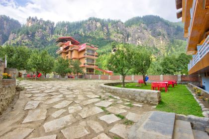 The Husky Lodge and Cafe Manali